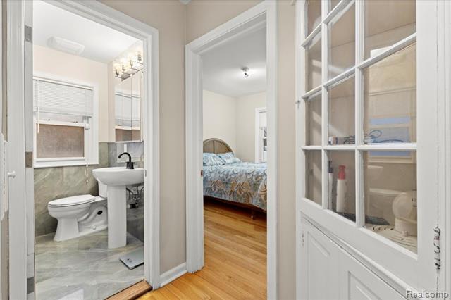 Builiding view sixteen for 4175 Motorway, Waterford, MI. 48328