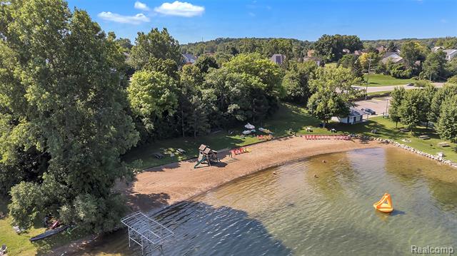 Builiding view thirty five for 4175 Motorway, Waterford, MI. 48328