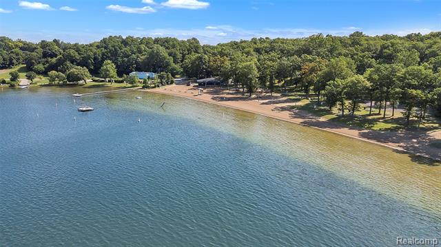 Builiding view thirty four for 4175 Motorway, Waterford, MI. 48328