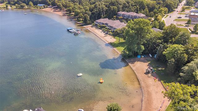 Builiding view thirty one for 4175 Motorway, Waterford, MI. 48328