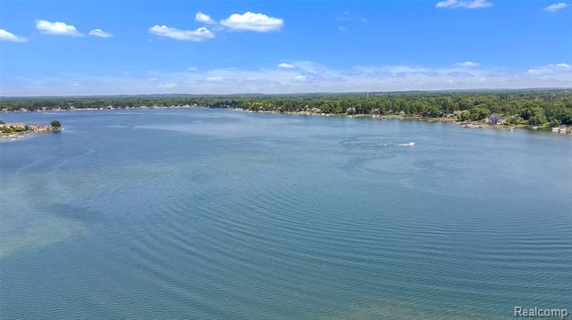 Builiding view thirty three for 4175 Motorway, Waterford, MI. 48328