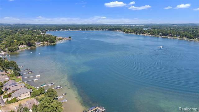 Builiding view thirty two for 4175 Motorway, Waterford, MI. 48328