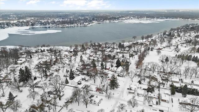 Builiding view thirty for 4175 Motorway, Waterford, MI. 48328