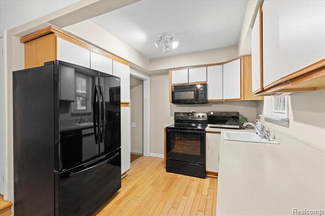 Builiding view twelve for 4175 Motorway, Waterford, MI. 48328