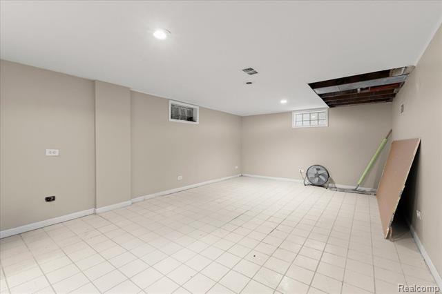 Builiding view twenty nine for 4175 Motorway, Waterford, MI. 48328