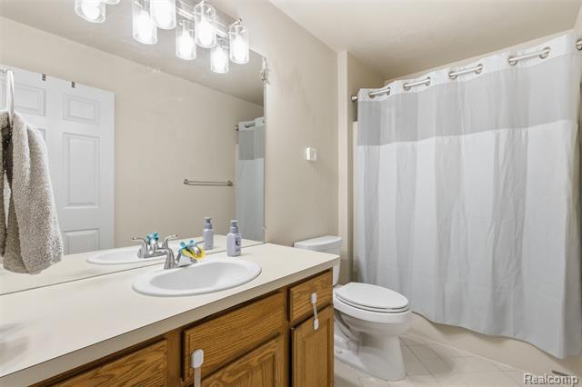 Builiding view sixteen for 7846 Fawn, Waterford, MI. 48327