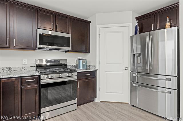 Builiding view seventeen for 915 Preserve, White Lake, MI. 48386