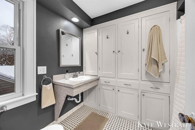 Builiding view twenty four for 315 Lawndale, Grand Rapids, MI. 49503