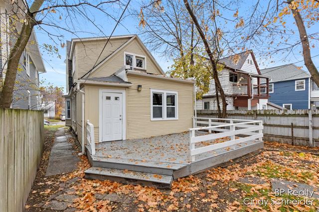 Builiding view eighteen for 1118 Fulton, Grand Rapids, MI. 49503