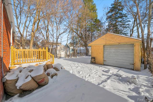 Builiding view eighteen for 18500 Warwick, Detroit, MI. 48219