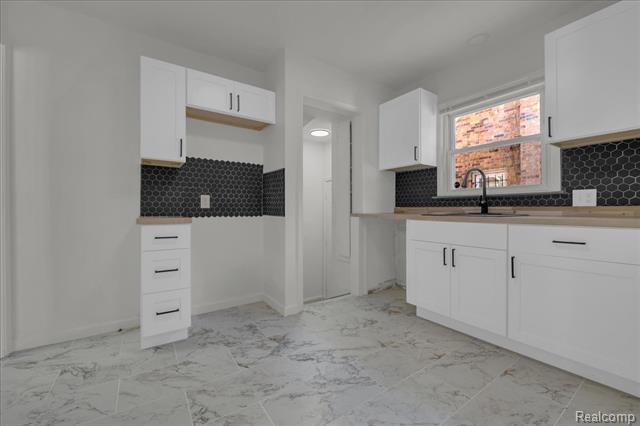 Builiding view five for 18500 Warwick, Detroit, MI. 48219