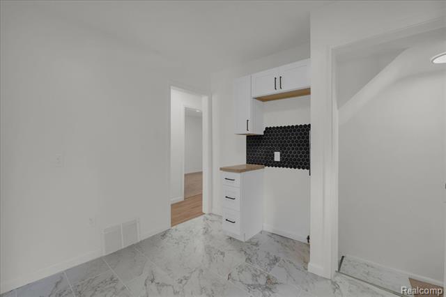 Builiding view seven for 18500 Warwick, Detroit, MI. 48219