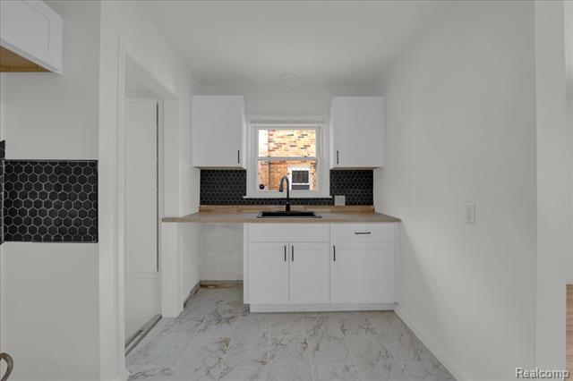 Builiding view six for 18500 Warwick, Detroit, MI. 48219