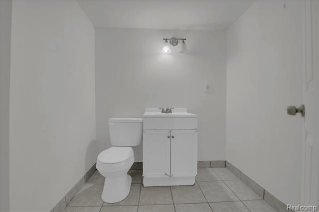 Builiding view sixteen for 18500 Warwick, Detroit, MI. 48219