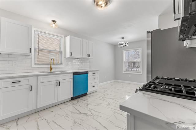 Builiding view eight for 19320 Grandville, Detroit, MI. 48219