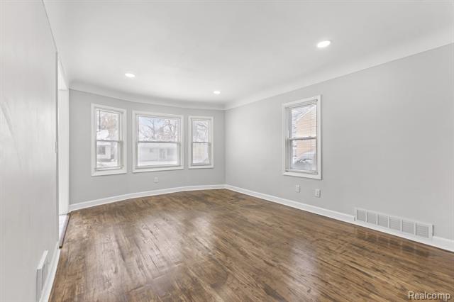 Builiding view five for 19320 Grandville, Detroit, MI. 48219