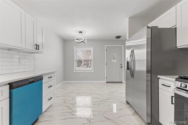 Builiding view fourteen for 19320 Grandville, Detroit, MI. 48219