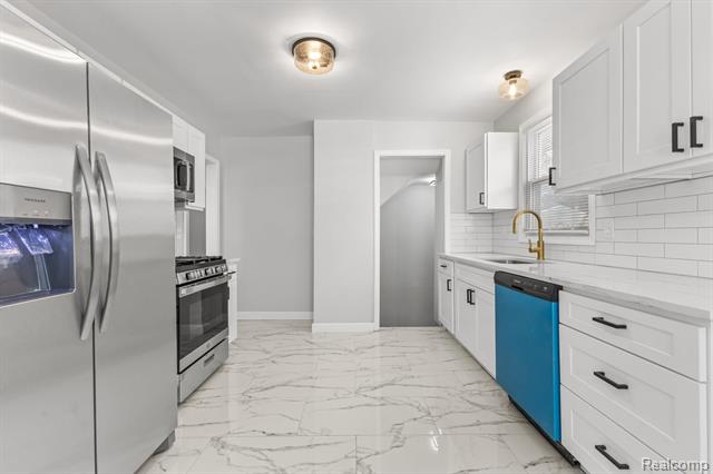 Builiding view nine for 19320 Grandville, Detroit, MI. 48219