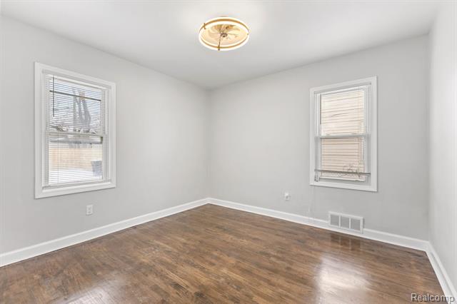 Builiding view nineteen for 19320 Grandville, Detroit, MI. 48219