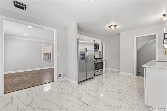 Builiding view seven for 19320 Grandville, Detroit, MI. 48219