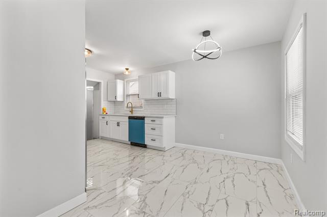 Builiding view ten for 19320 Grandville, Detroit, MI. 48219