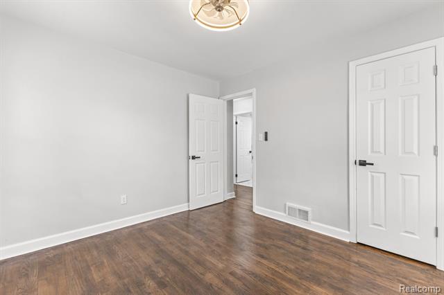 Builiding view twenty one for 19320 Grandville, Detroit, MI. 48219