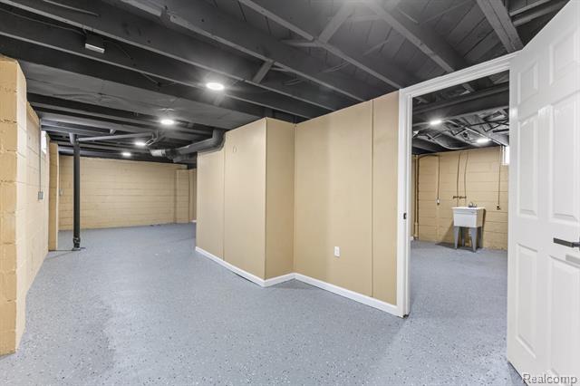 Builiding view twenty seven for 19320 Grandville, Detroit, MI. 48219