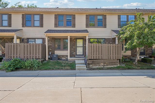 front view for 31477 Bear Creek Boulevard, Warren, Mi. 48093