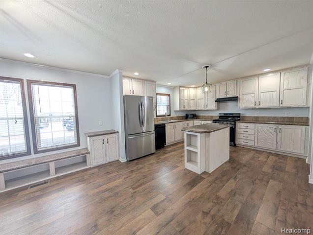 Builiding view one for 11045 Woodland Ridge, South Lyon, MI. 48178