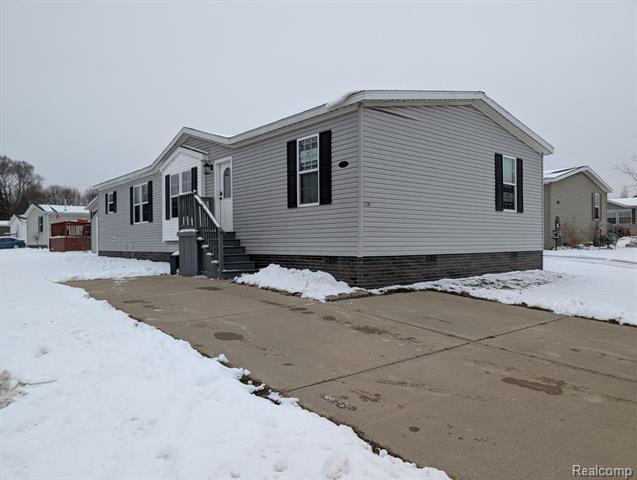 Builiding view twenty five for 11045 Woodland Ridge, South Lyon, MI. 48178