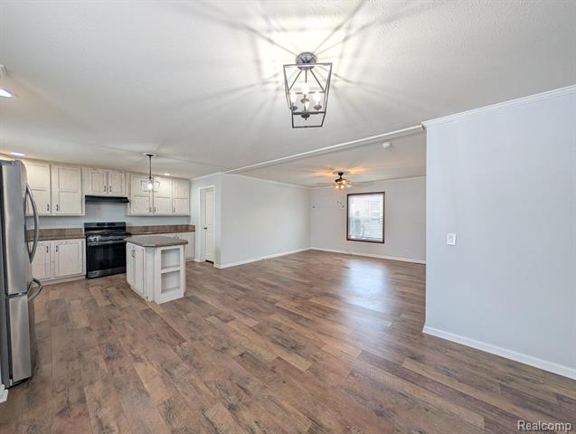 Builiding view two for 11045 Woodland Ridge, South Lyon, MI. 48178