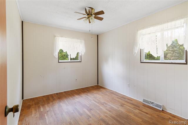 Builiding view eighteen for 3499 Carpenter, Flint, MI. 48506