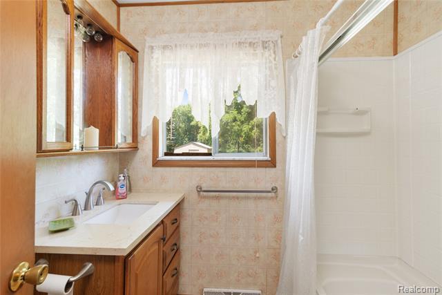 Builiding view twenty for 3499 Carpenter, Flint, MI. 48506