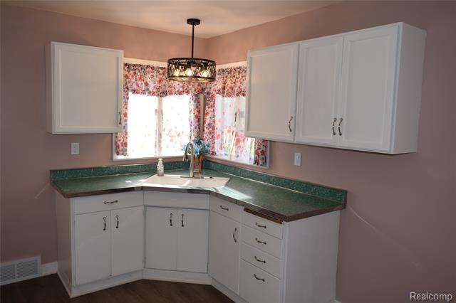 Builiding view seven for 2446 Lanning, Burton, MI. 48509