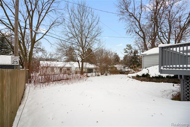 Builiding view twenty five for 242 Preston, Waterford, MI. 48328