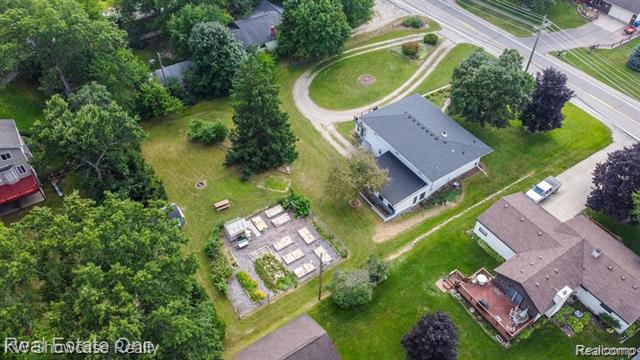 Builiding view fifty for 331 Lochaven, Waterford, MI. 48327