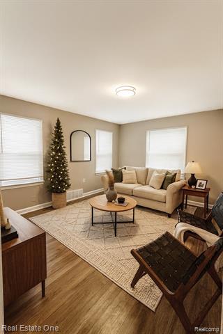 Builiding view eight for 305 Liberty, Pontiac, MI. 48341