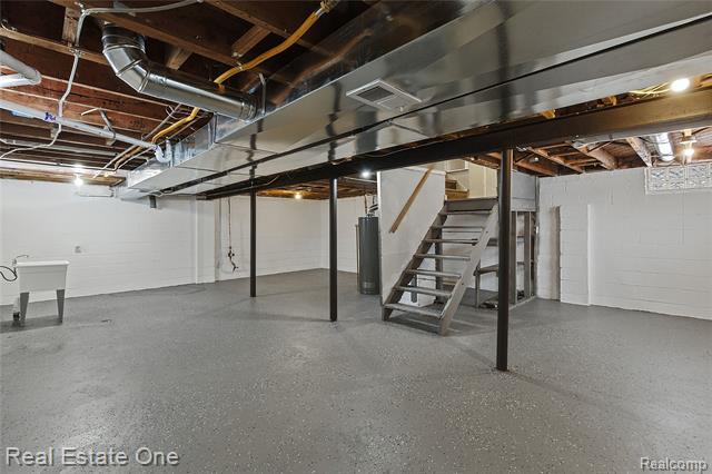 Builiding view eighteen for 305 Liberty, Pontiac, MI. 48341