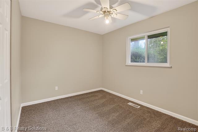 Builiding view twelve for 271 S Williams Lake, Waterford, MI. 48327