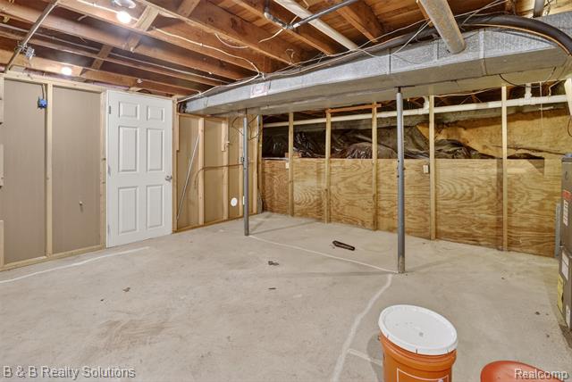 Builiding view twenty one for 271 S Williams Lake, Waterford, MI. 48327