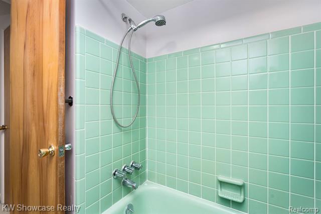 Builiding view forty three for 5274 Cooley Lake, Waterford, MI. 48327