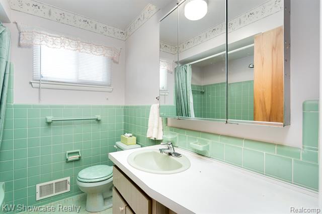 Builiding view forty two for 5274 Cooley Lake, Waterford, MI. 48327