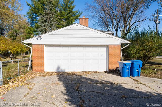 Builiding view nine for 5274 Cooley Lake, Waterford, MI. 48327