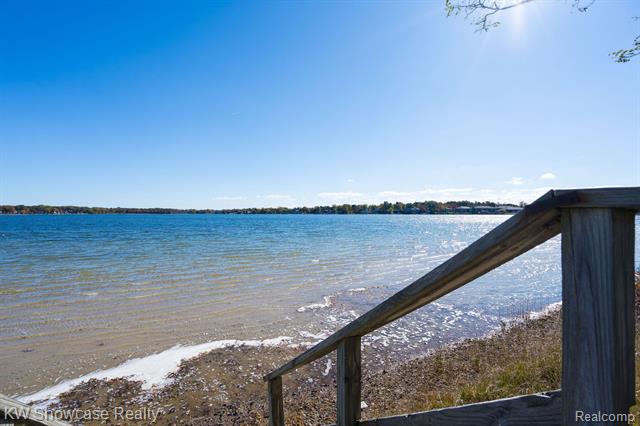 Builiding view ten for 5274 Cooley Lake, Waterford, MI. 48327