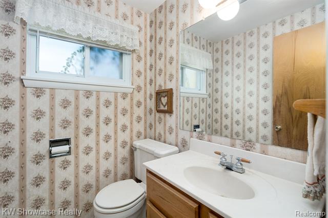 Builiding view thirty nine for 5274 Cooley Lake, Waterford, MI. 48327