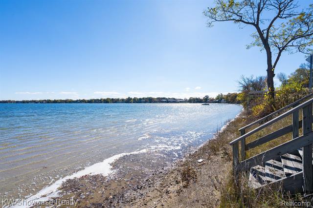 Builiding view three for 5274 Cooley Lake, Waterford, MI. 48327