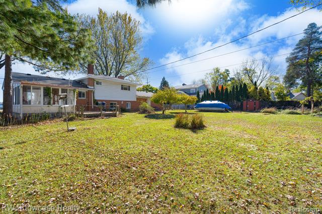 Builiding view twelve for 5274 Cooley Lake, Waterford, MI. 48327