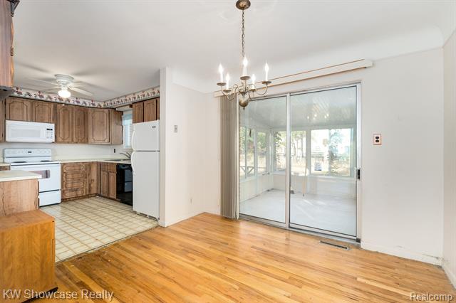 Builiding view twenty one for 5274 Cooley Lake, Waterford, MI. 48327