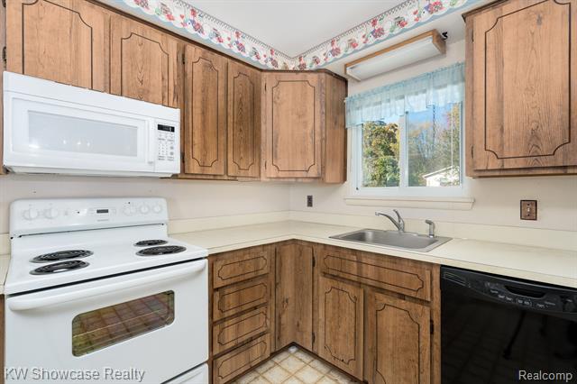 Builiding view twenty six for 5274 Cooley Lake, Waterford, MI. 48327