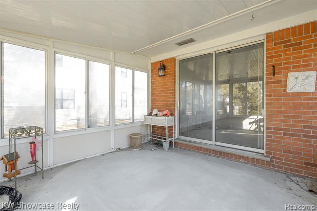 Builiding view twenty three for 5274 Cooley Lake, Waterford, MI. 48327